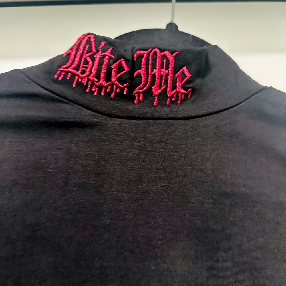 DOLLSKILL WIDOW SUCKS TO BE U MOCK NECK TEE Size Small - Picture 3 of 4